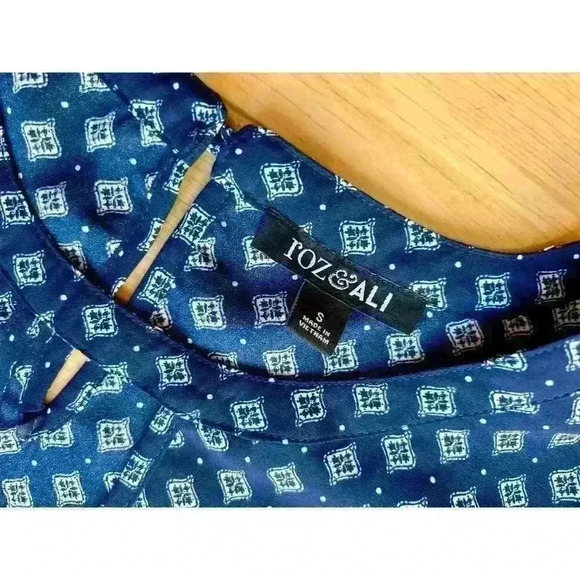 Roz & Ali Flutter Sleeve Blouse size Small - Picture 3 of 6